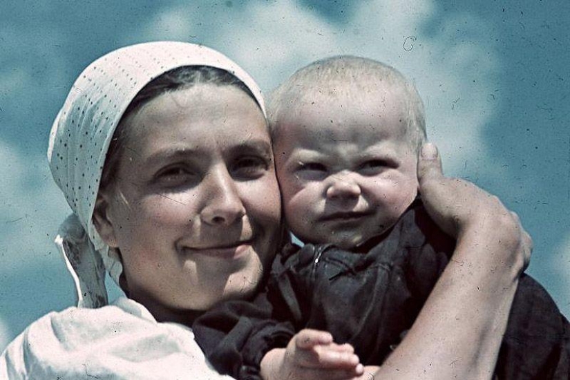 Without the image of the enemy: Photo by a Hungarian war correspondent