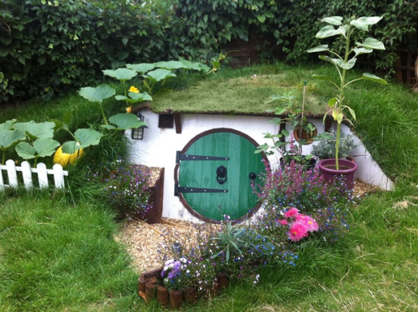Y un hobbit se instaló en el patio inglés
