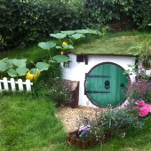 Y un hobbit se instaló en el patio inglés