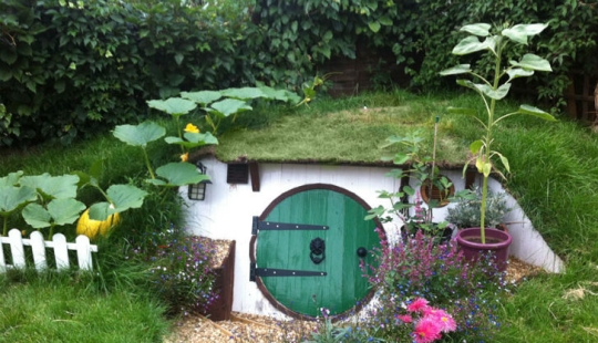 Y un hobbit se instaló en el patio inglés