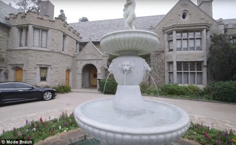 You can’t forbid living richly: what the mansion of the owner of Playboy worth $ 200 million looks like