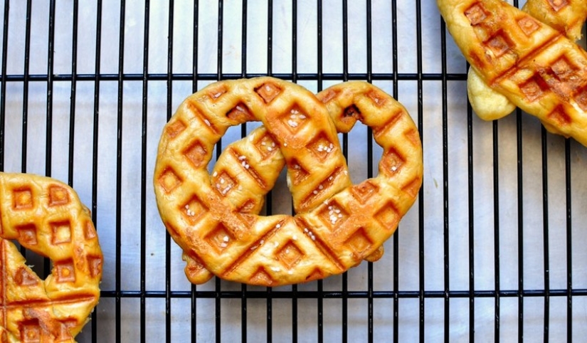 You will be surprised at the variety of dishes that can be cooked in an ordinary waffle iron.