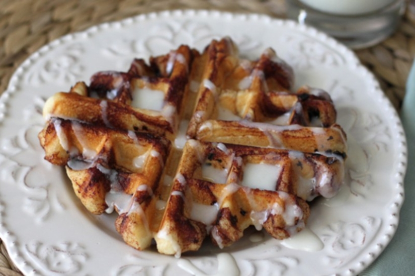 You will be surprised at the variety of dishes that can be cooked in an ordinary waffle iron.