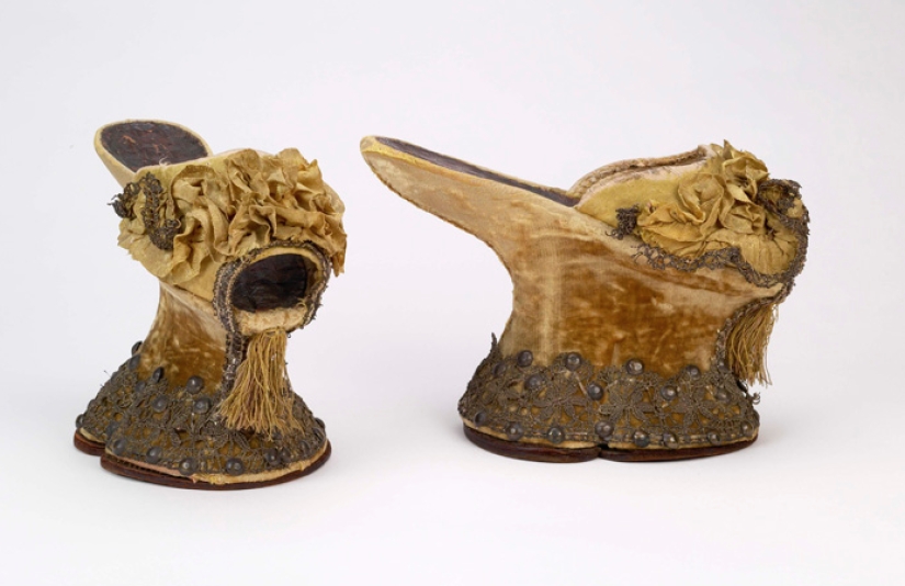 Zapatos terriblemente incómodos de las mujeres medievales