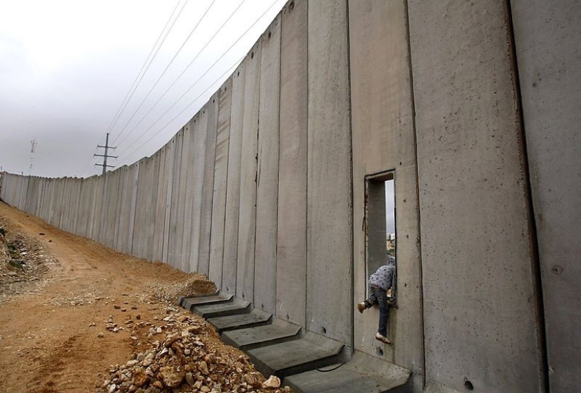 10 grim border walls dividing the world