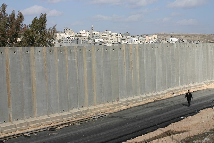 10 grim border walls dividing the world