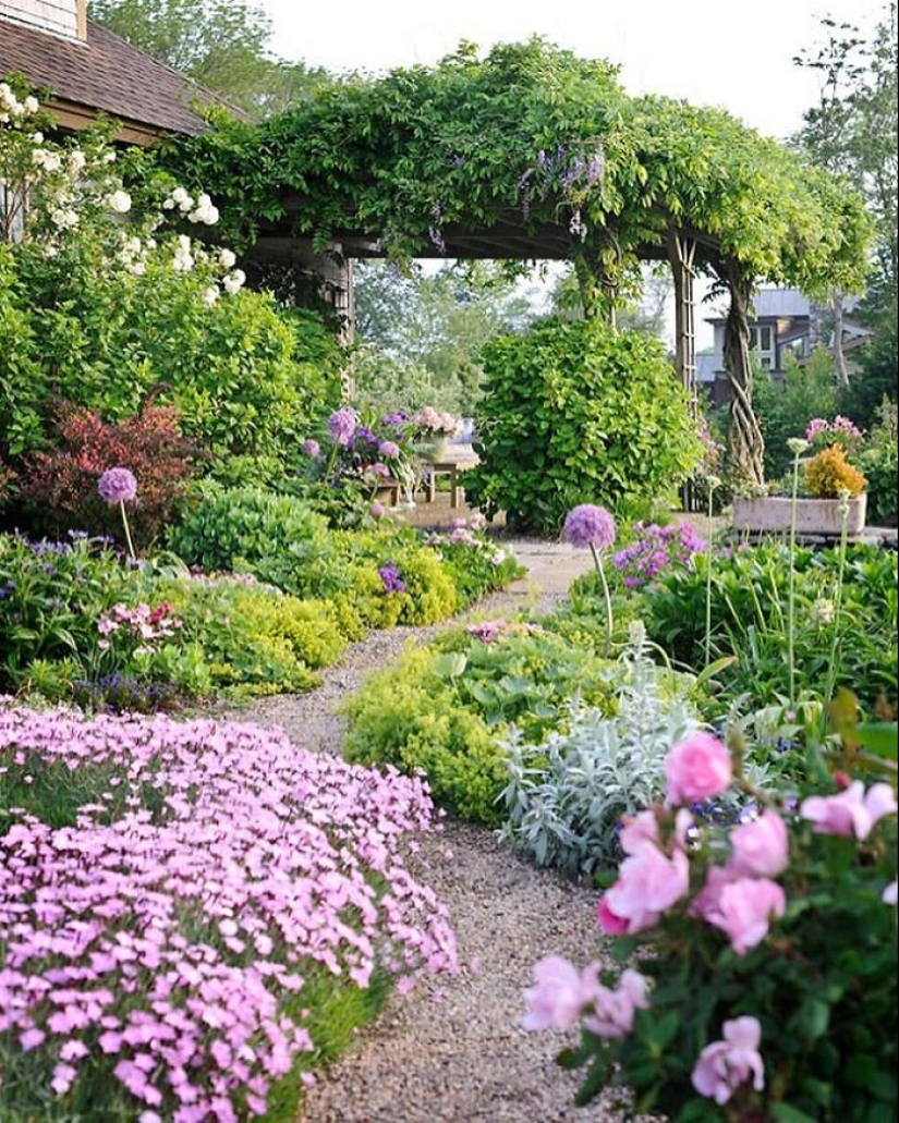 10 Heavenly Photos Of Gardens That Were Shared By This Instagram Account