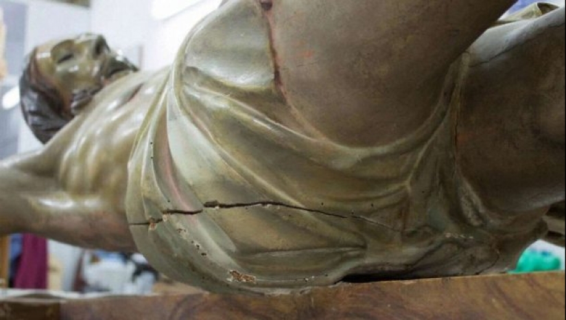 10 interesting finds made inside the statues