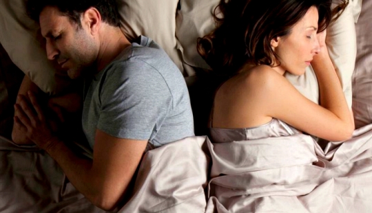 10 poses de sueño que caracterizan claramente la relación dentro de una pareja