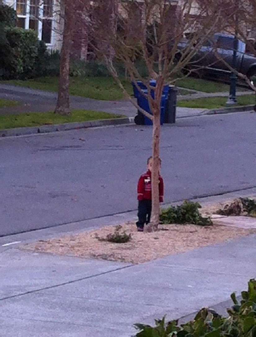 12 niños que son malos jugando al escondite