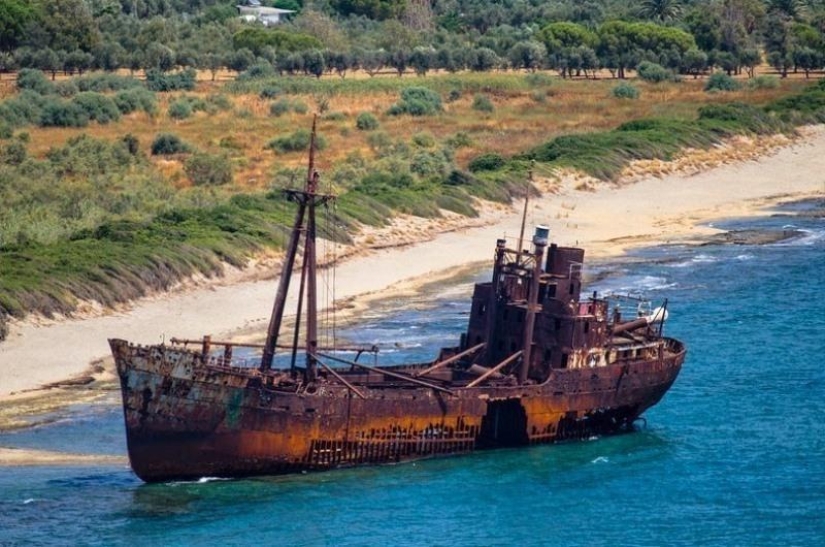 12 sunken ships that you can see without scuba diving