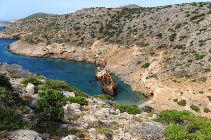 12 sunken ships that you can see without scuba diving