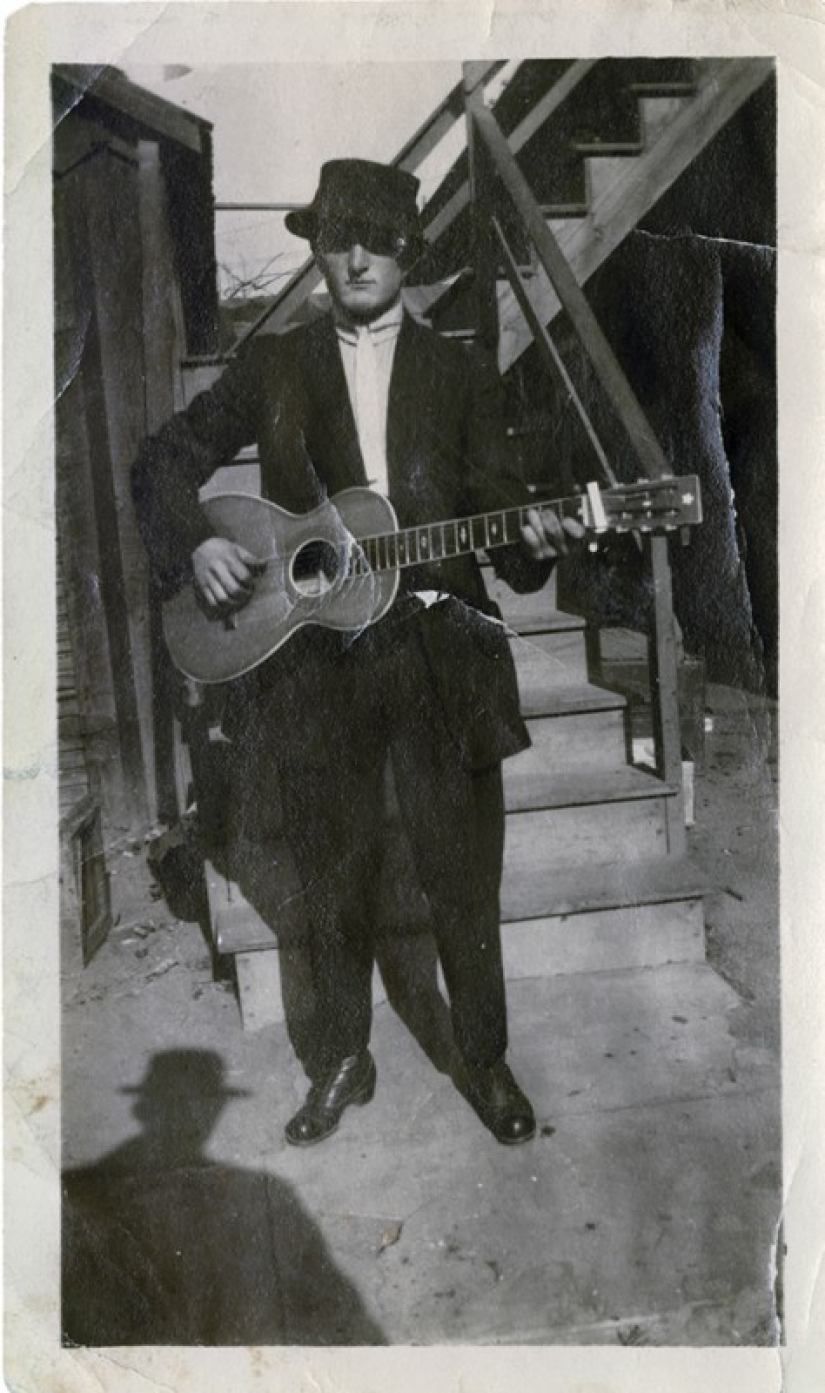 13 fotos vintage en las que las personas son perseguidas por la sombra de una persona desconocida en un sombrero