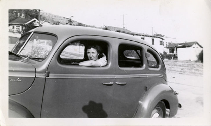 13 fotos vintage en las que las personas son perseguidas por la sombra de una persona desconocida en un sombrero