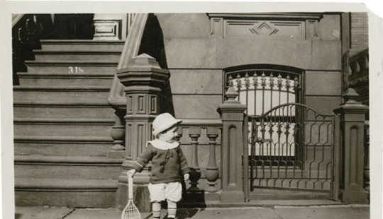 13 fotos vintage en las que las personas son perseguidas por la sombra de una persona desconocida en un sombrero