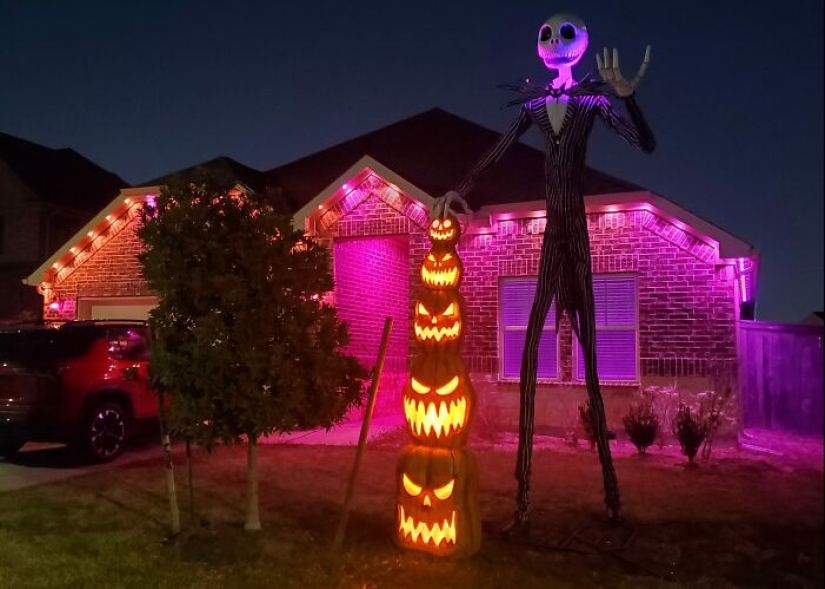 13 Times People Went Above And Beyond When It Came To Decking Out Their Lawn For Halloween