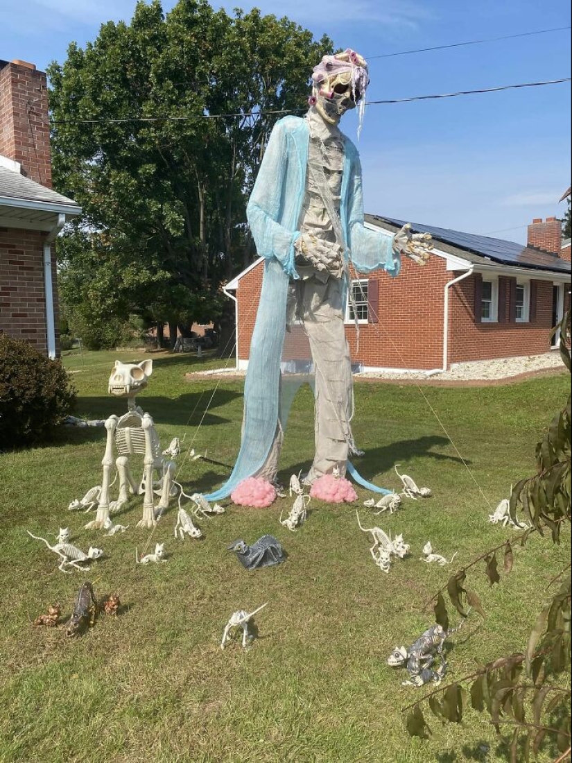 13 Times People Went Above And Beyond When It Came To Decking Out Their Lawn For Halloween