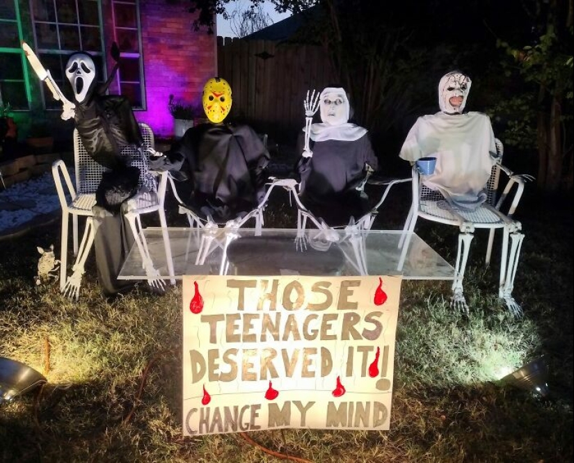 13 Times People Went Above And Beyond When It Came To Decking Out Their Lawn For Halloween