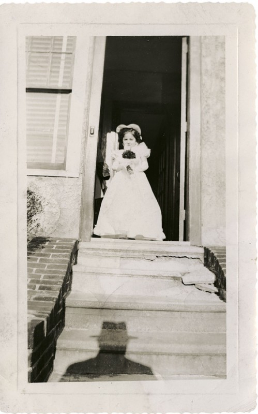 13 vintage photos in which people are haunted by the shadow of an unknown person in a hat