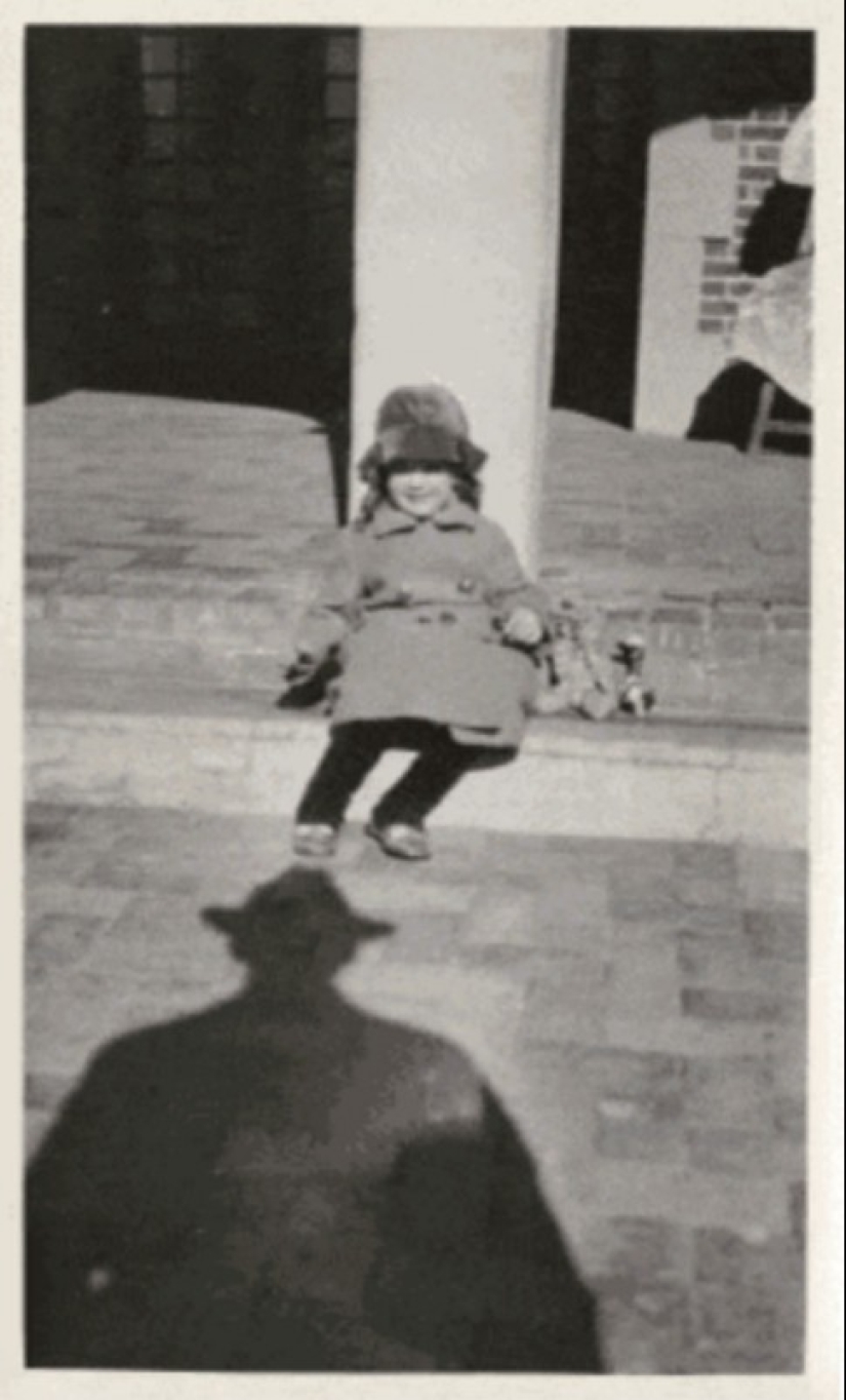 13 vintage photos in which people are haunted by the shadow of an unknown person in a hat