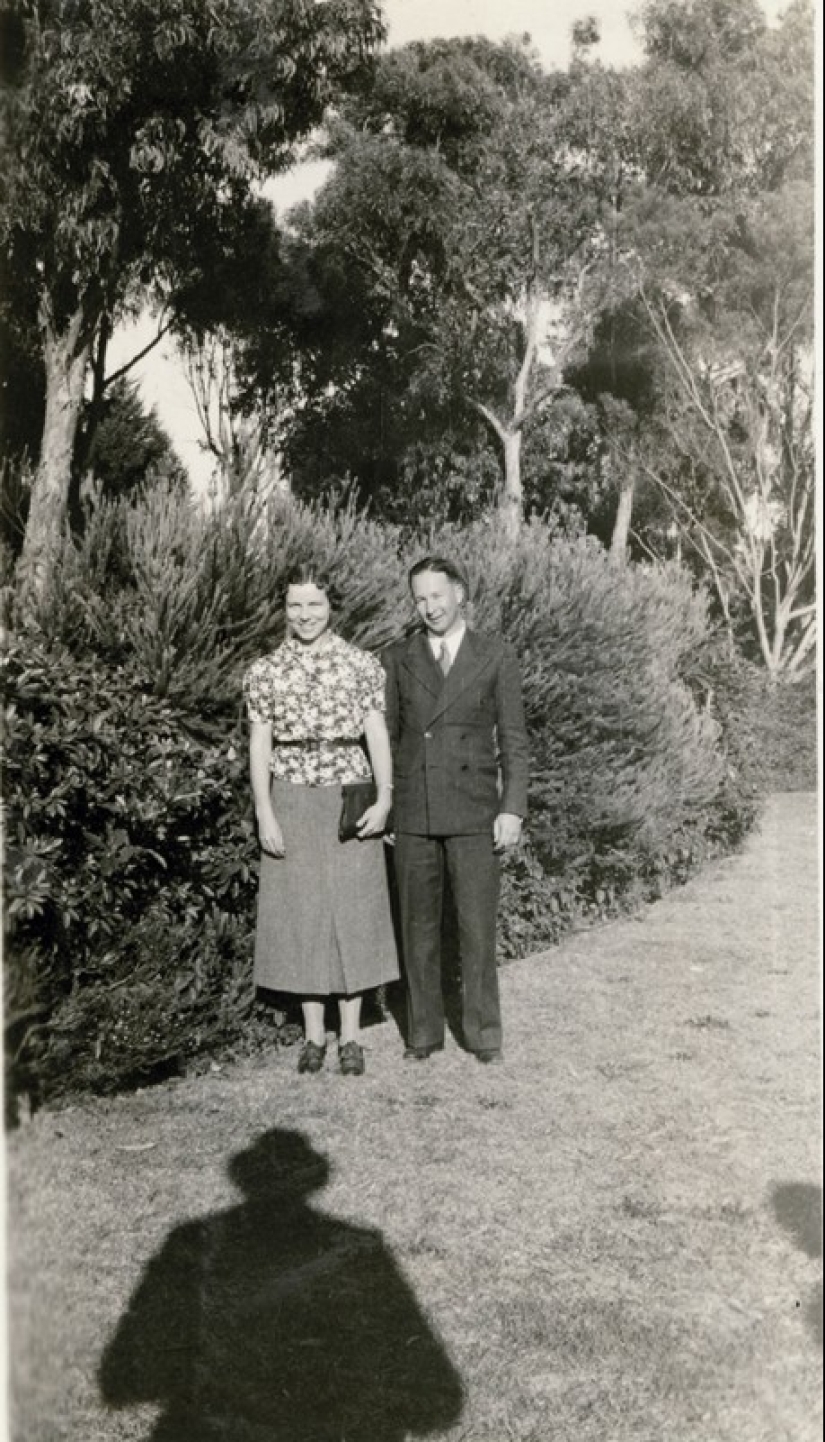 13 vintage photos in which people are haunted by the shadow of an unknown person in a hat