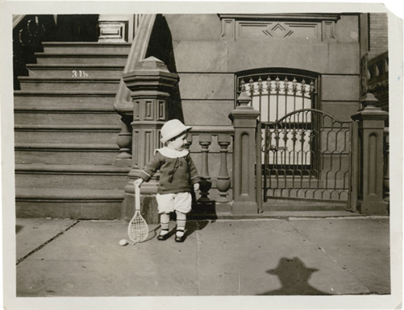 13 vintage photos in which people are haunted by the shadow of an unknown person in a hat