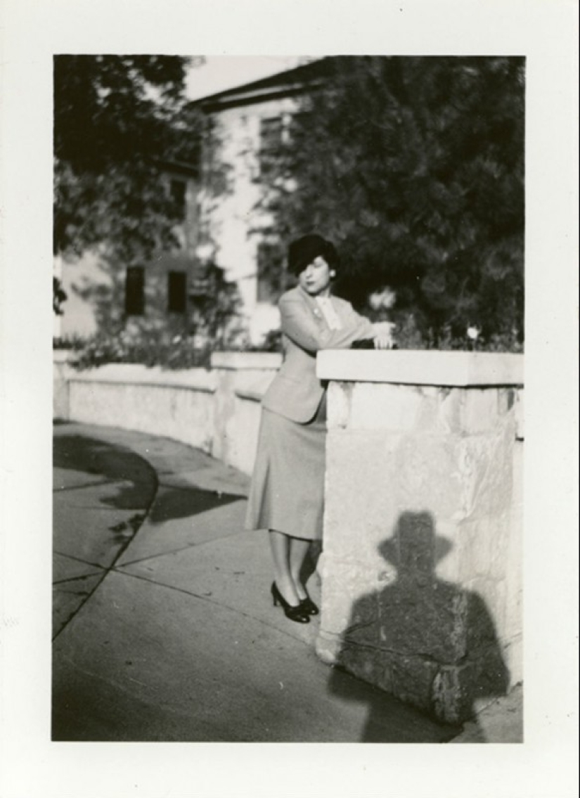 13 vintage photos in which people are haunted by the shadow of an unknown person in a hat