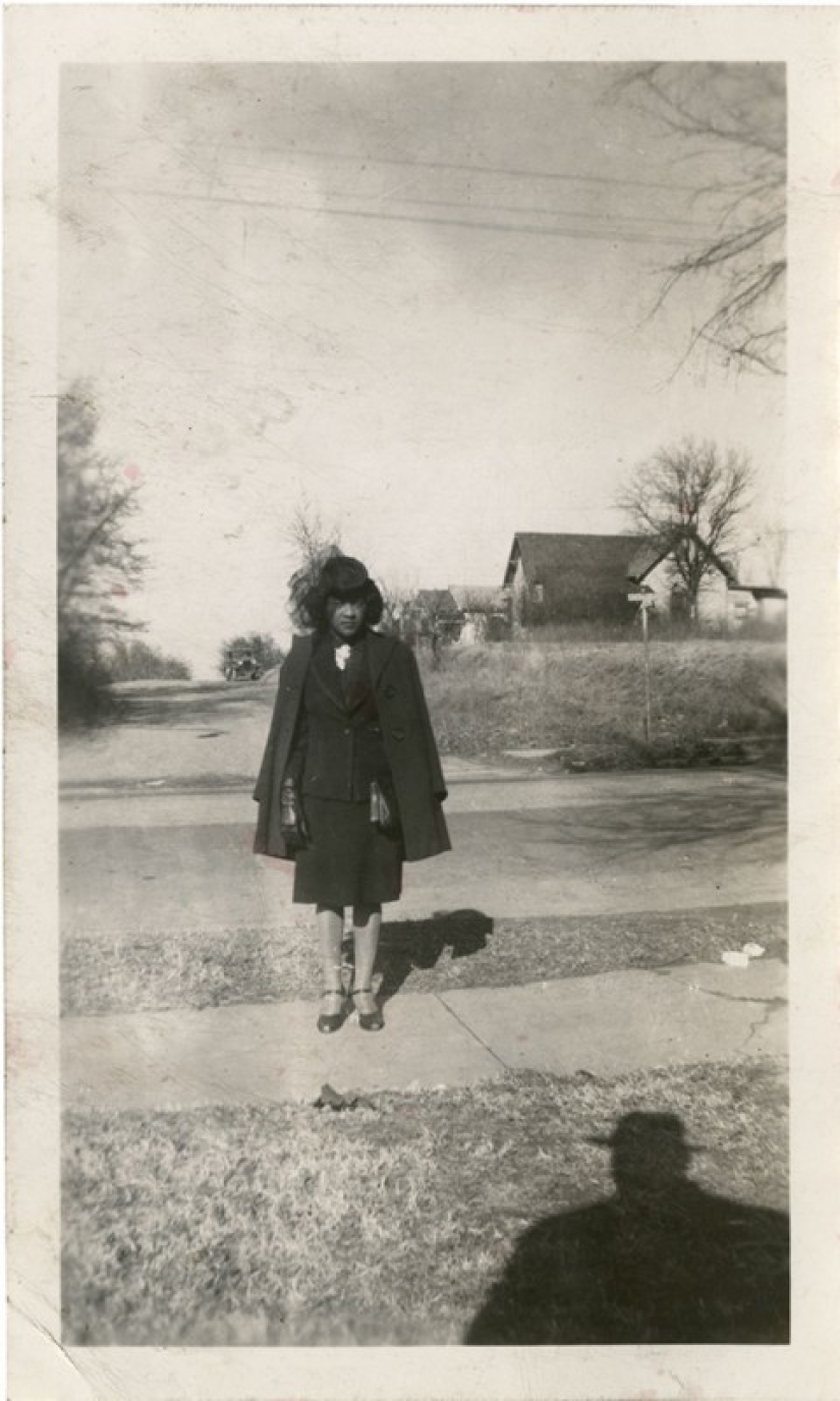 13 vintage photos in which people are haunted by the shadow of an unknown person in a hat