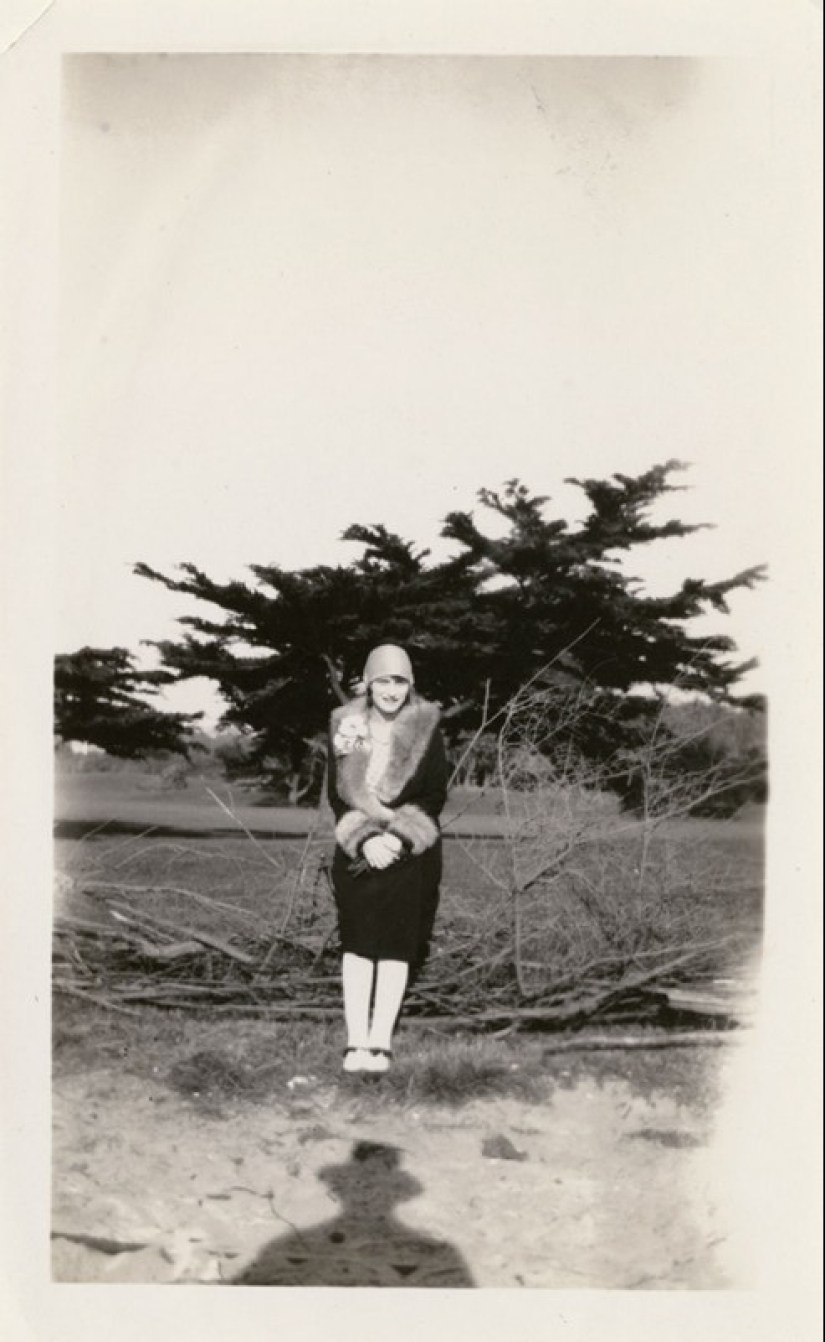 13 vintage photos in which people are haunted by the shadow of an unknown person in a hat