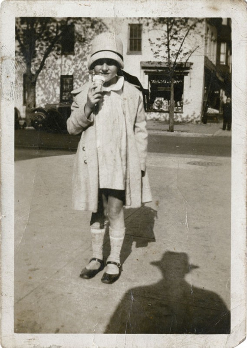 13 vintage photos in which people are haunted by the shadow of an unknown person in a hat