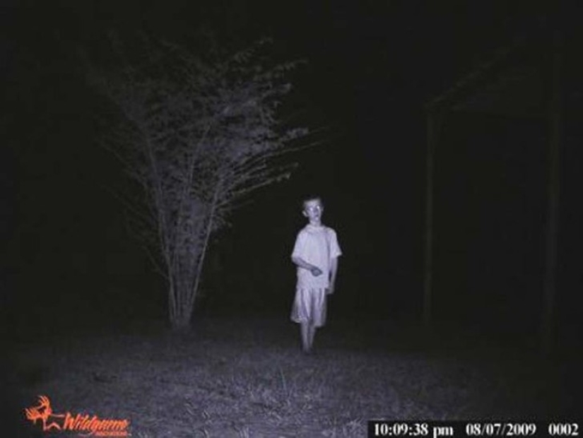 14 of the most eerie shots from hunting night vision cameras