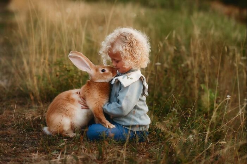 15 imágenes cautivadoras de niños y sus amigos peludos por Andrea Martin