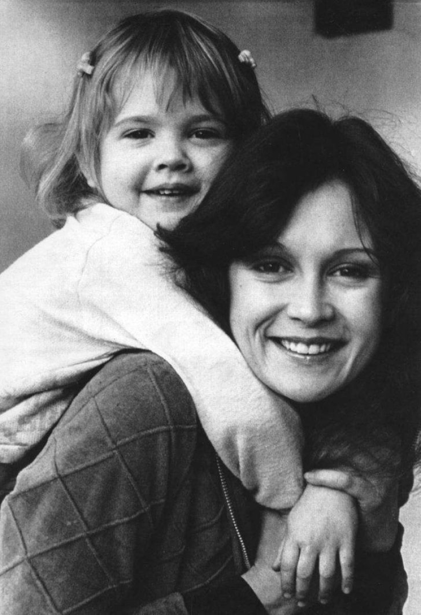 15 intriguing photos of celebrities with their mothers