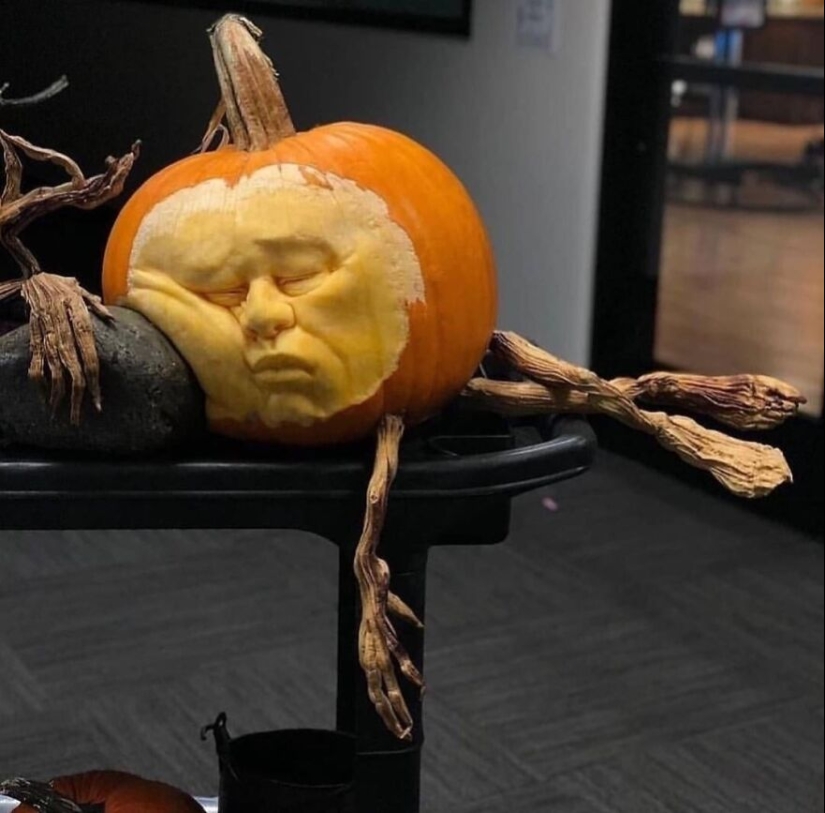 15 Spooky, Quirky, And Jaw-Droppingly Charming Pumpkin Carvings Shared By Folks Online