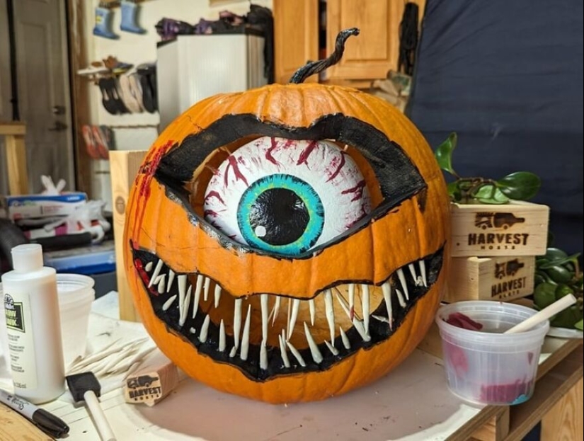 15 Spooky, Quirky, And Jaw-Droppingly Charming Pumpkin Carvings Shared By Folks Online