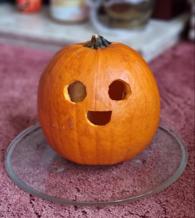 15 Spooky, Quirky, And Jaw-Droppingly Charming Pumpkin Carvings Shared By Folks Online