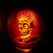 15 Spooky, Quirky, And Jaw-Droppingly Charming Pumpkin Carvings Shared By Folks Online