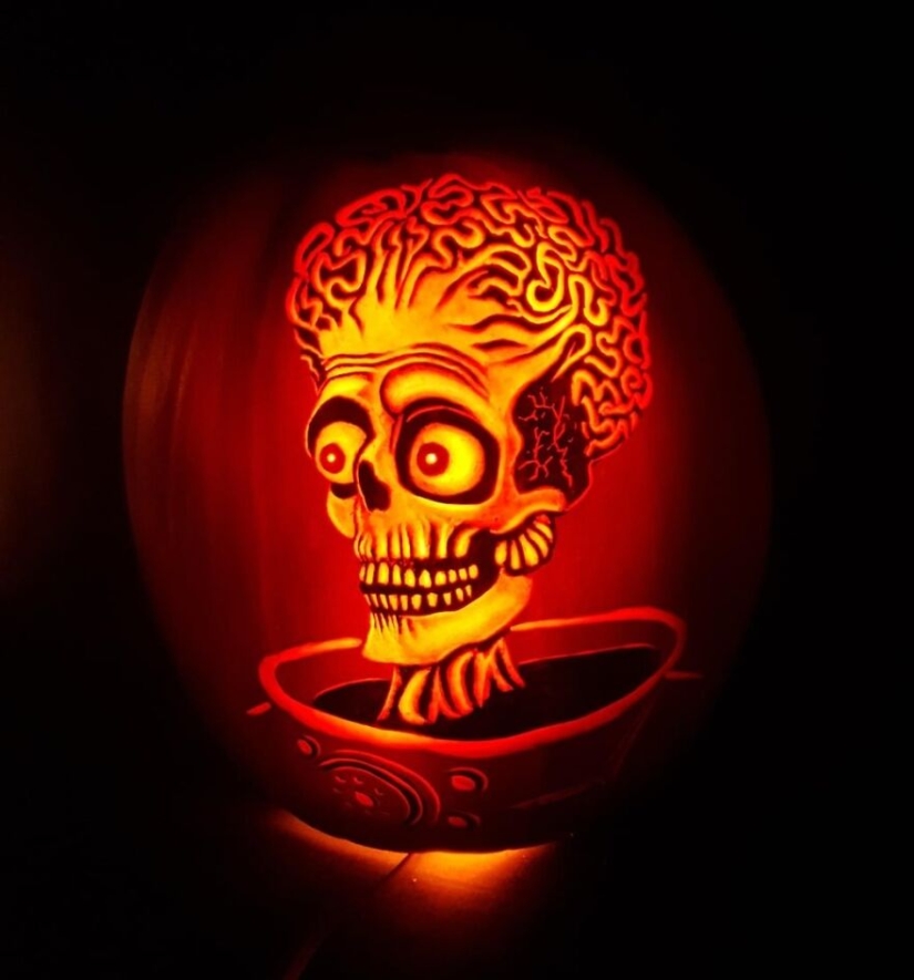 15 Spooky, Quirky, And Jaw-Droppingly Charming Pumpkin Carvings Shared By Folks Online