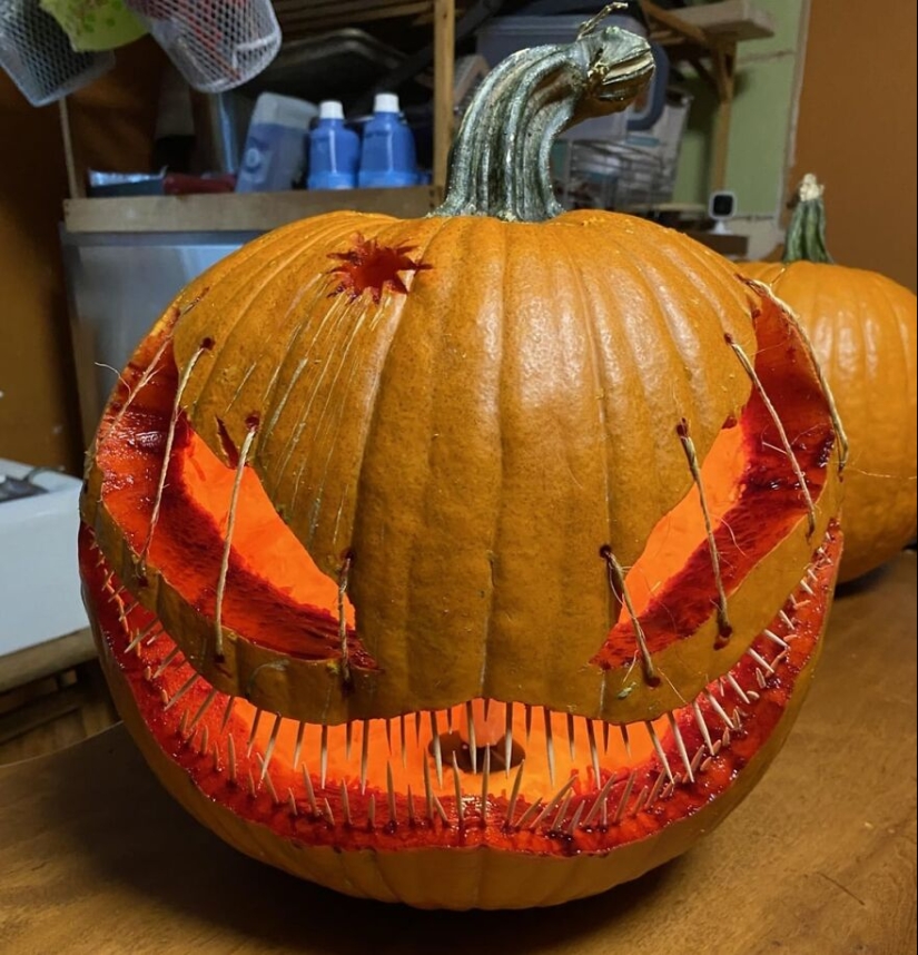 15 Spooky, Quirky, And Jaw-Droppingly Charming Pumpkin Carvings Shared By Folks Online