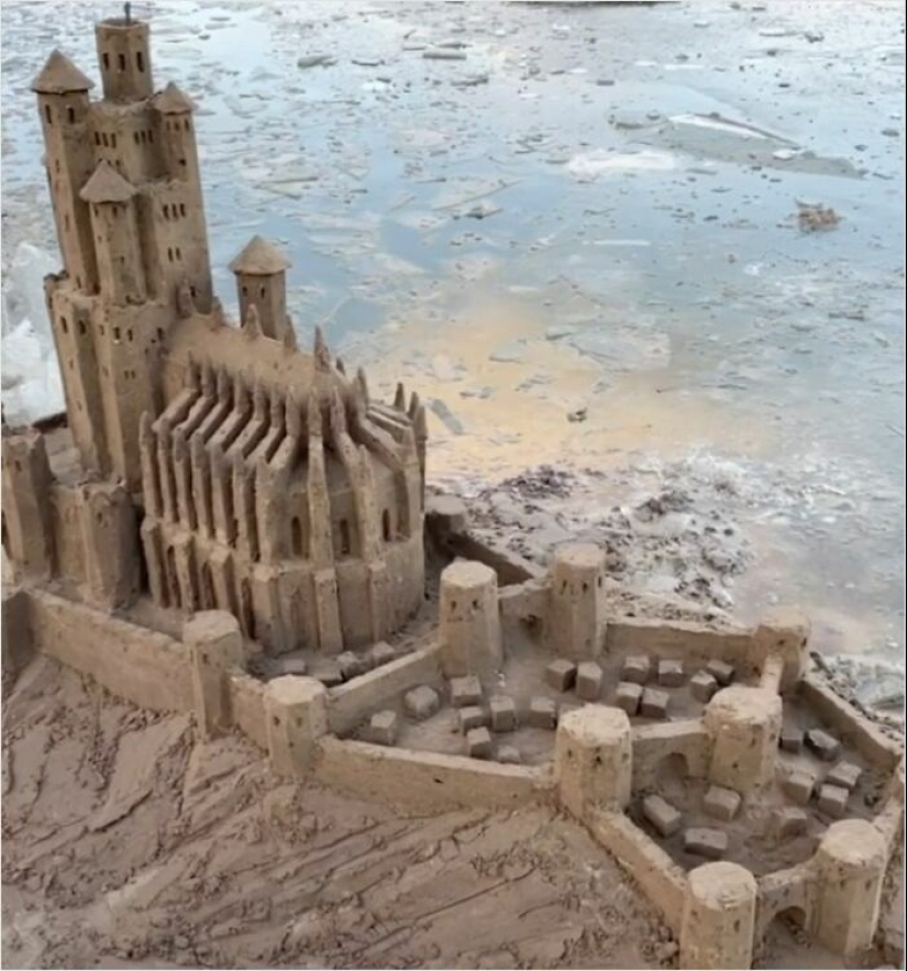 16 Sand Sculptures By This Italian Artist That Blend Architecture, Nature, And Pop Culture