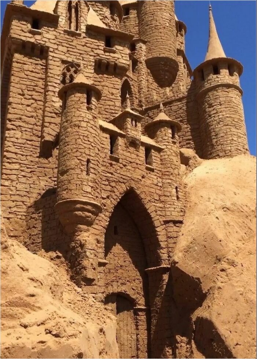 16 Sand Sculptures By This Italian Artist That Blend Architecture, Nature, And Pop Culture