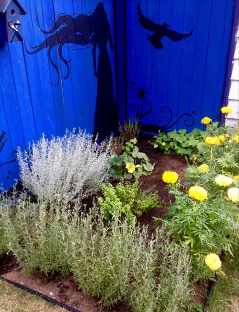 17 examples of how to take the art of fence painting to a new level