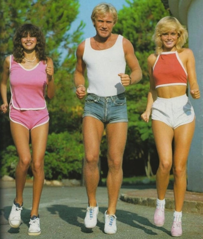 17 photos of men in shorts prove that some trends better not come back