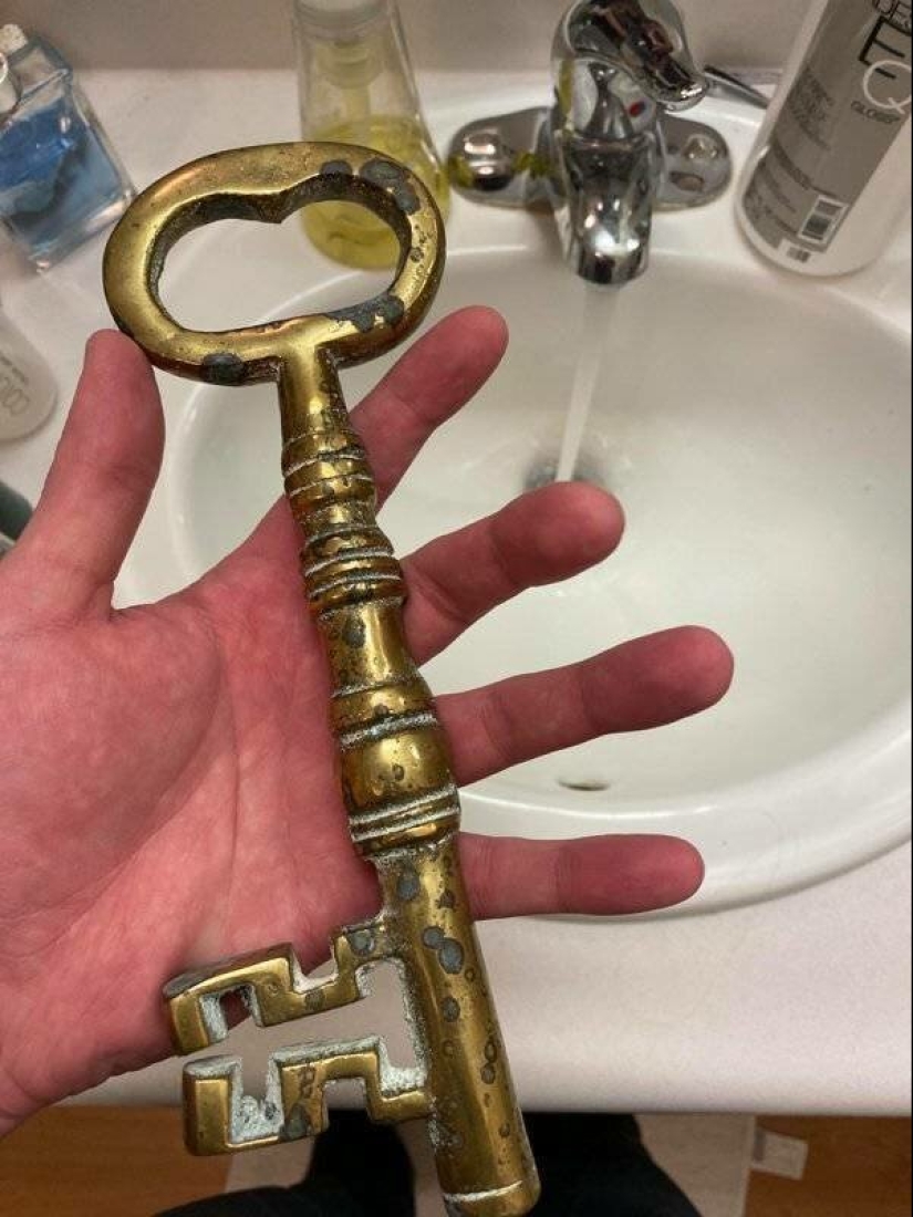 18 people who found the treasure using a metal detector
