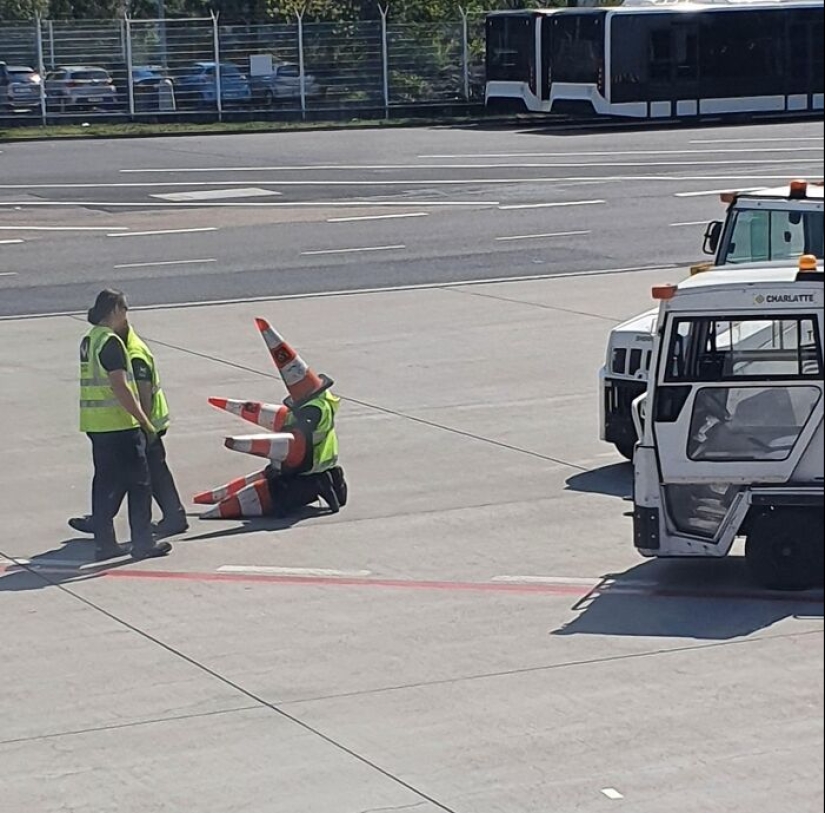 19 Of The Funniest And Weirdest Photos Taken At Airports