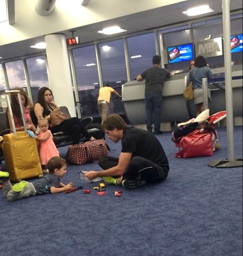 19 Of The Funniest And Weirdest Photos Taken At Airports