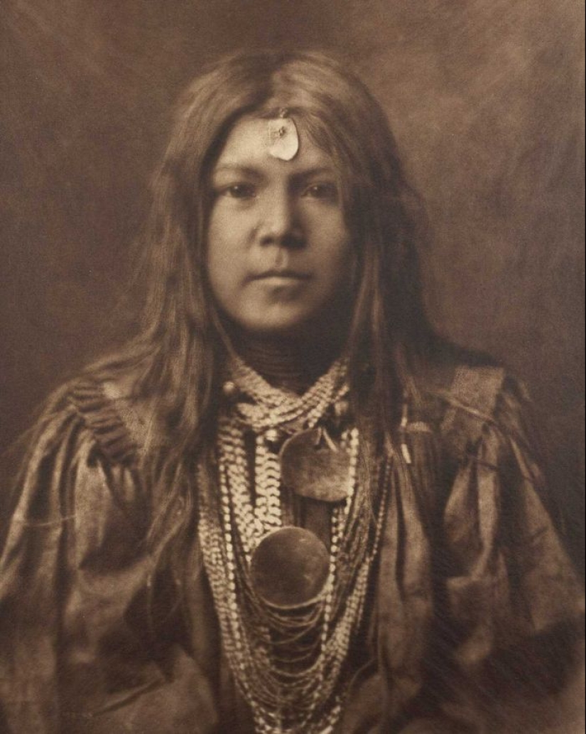 1904-1924: The life of North American Indians in photographs by Edward Curtis