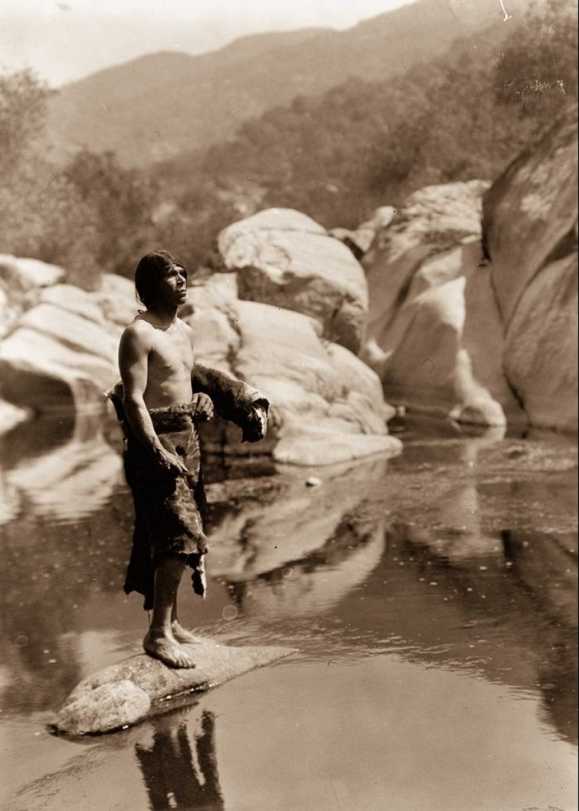 1904-1924: The life of North American Indians in photographs by Edward Curtis