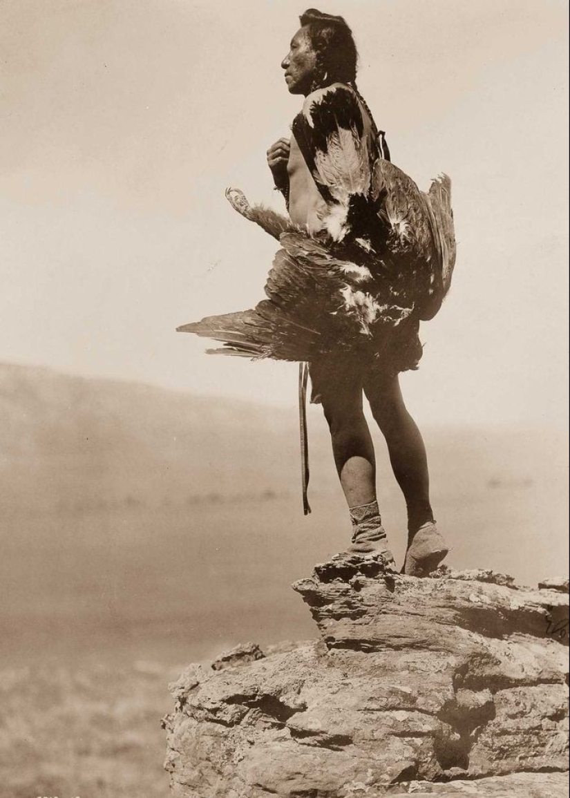 1904-1924: The life of North American Indians in photographs by Edward Curtis