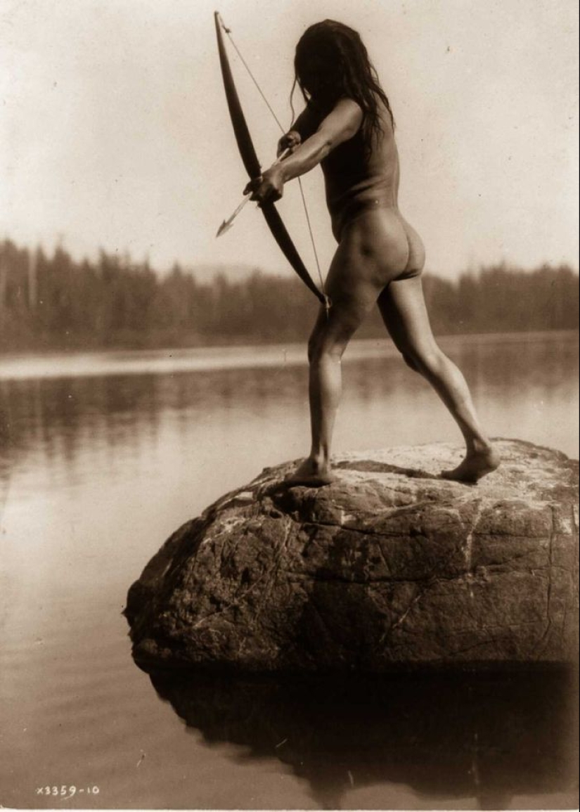 1904-1924: The life of North American Indians in photographs by Edward Curtis